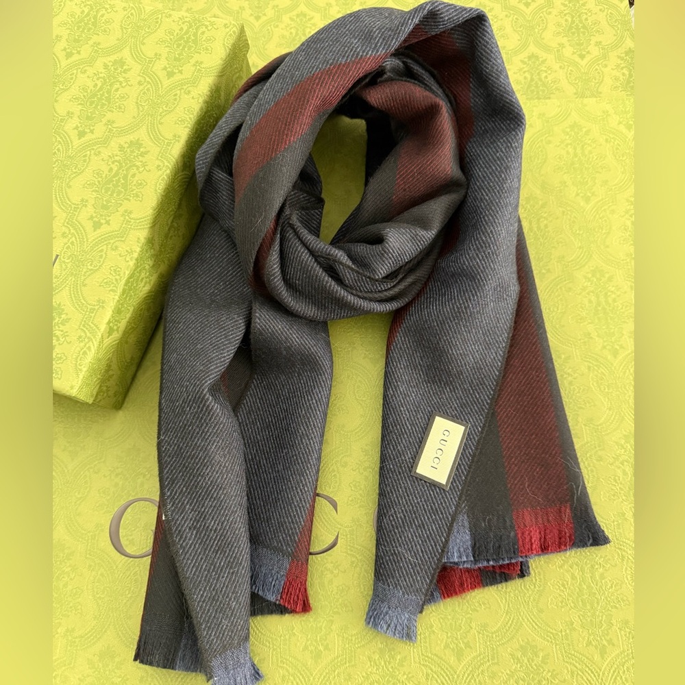New GUCCI WOOL SCARF/SHAWL💙❤️ - Picture 7 of 10